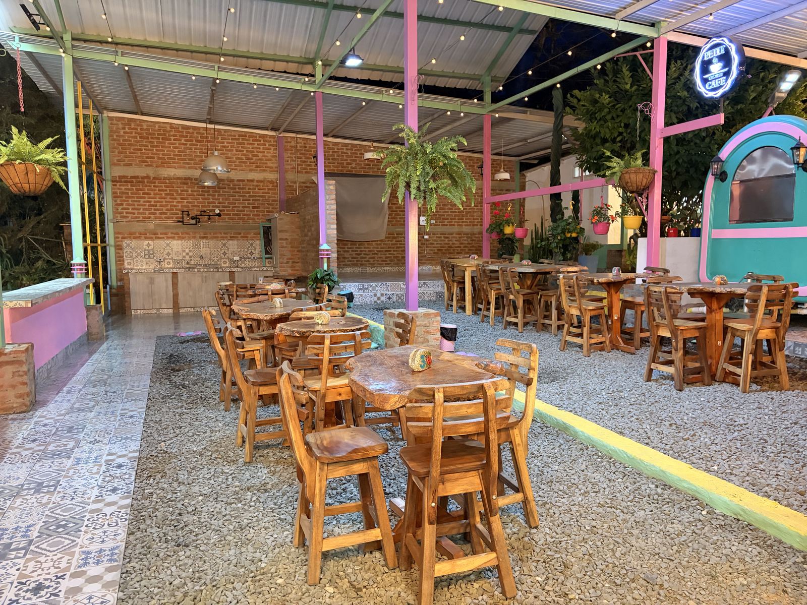 Mesas de madera de la plazoleta de comidas